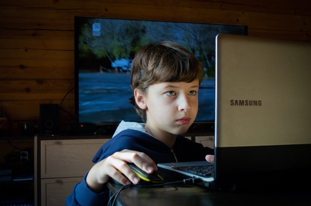 jak zachowuje się dziecko uzależnione od internetu?