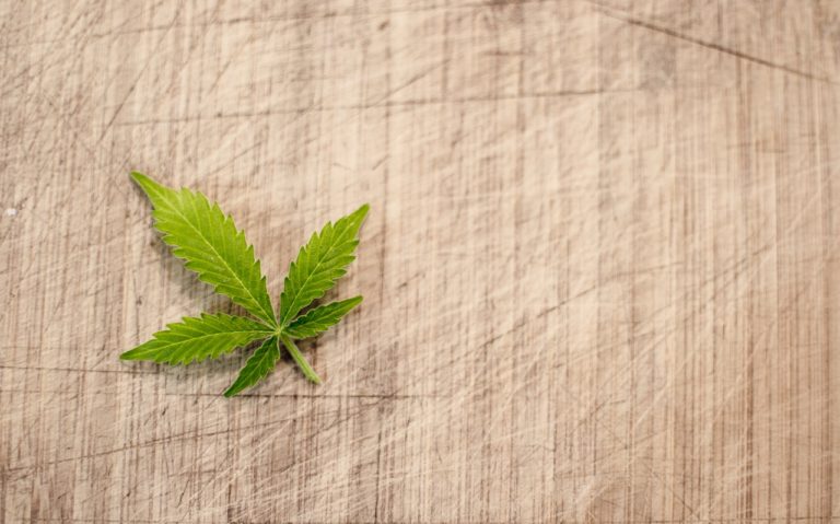Czy marihuana powoduje urojenia?